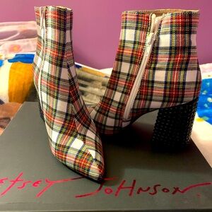 NWOT Betsy Johnson booties!